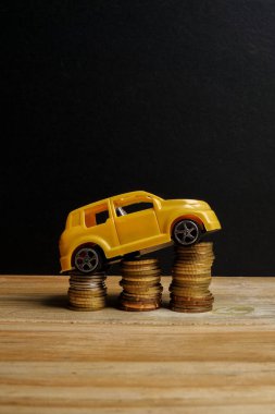 Minyatür araç sikke yığını. Otomatik trasportation kavramsal.