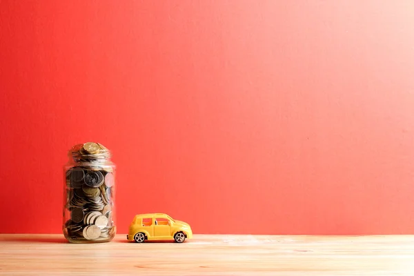 Економія Концепції Автомобіля Монетами Банці Мініатюрним Автомобілем — стокове фото