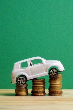 Minyatür araç sikke yığını. Otomatik trasportation kavramsal.