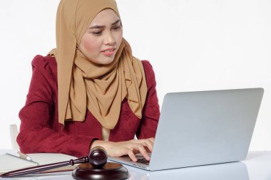 Ciddi bir yüz expresssion avukat iş başında.