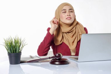 Ciddi bir yüz expresssion avukat iş başında.