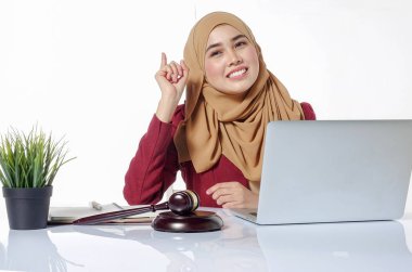 Ciddi bir yüz expresssion avukat iş başında.