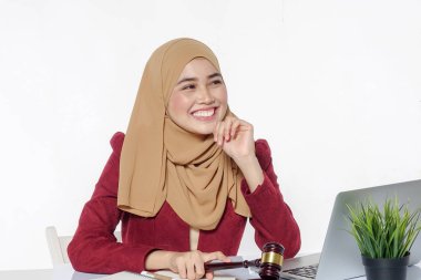 Ciddi bir yüz expresssion avukat iş başında.