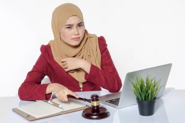 Ciddi bir yüz expresssion avukat iş başında.