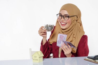 Mutlu bir şekilde tutarak ve beyaz bir arka plan üzerinde izole para gösterilen güzel Bayan