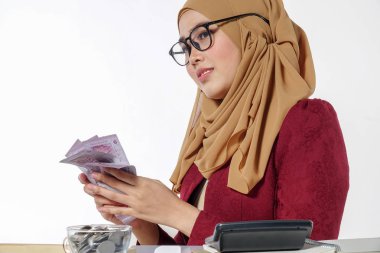 Mutlu bir şekilde tutarak ve beyaz bir arka plan üzerinde izole para gösterilen güzel Bayan