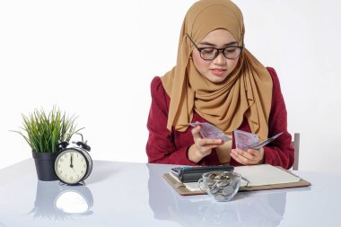 Mutlu bir şekilde tutarak ve beyaz bir arka plan üzerinde izole para gösterilen güzel Bayan