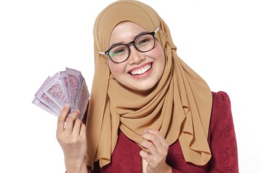 Mutlu bir şekilde tutarak ve beyaz bir arka plan üzerinde izole para gösterilen güzel Bayan