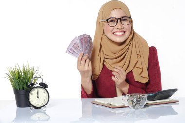 Mutlu bir şekilde tutarak ve beyaz bir arka plan üzerinde izole para gösterilen güzel Bayan