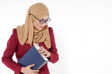 Asyalı güzel öğretmen mavi kitap izole beyaz holding.