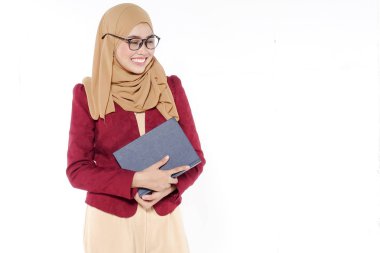 Asyalı güzel öğretmen mavi kitap izole beyaz holding.