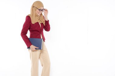 Asyalı güzel öğretmen mavi kitap izole beyaz holding.