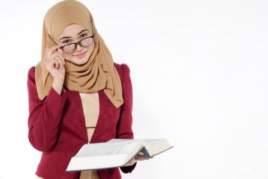 Asyalı güzel öğretmen mavi kitap izole beyaz holding.