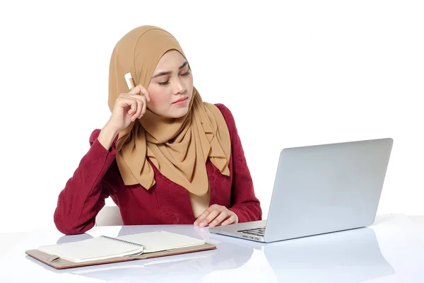 Retrato Mulher Hijap Asiática Bonita Frente Laptop — Fotografia de Stock