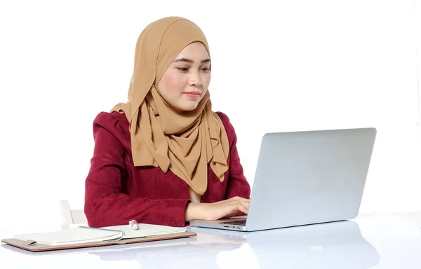 Portret Van Vrij Aziatische Hijap Vrouw Voor Laptop — Stockfoto