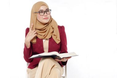 Asyalı güzel öğretmen mavi kitap izole beyaz holding.