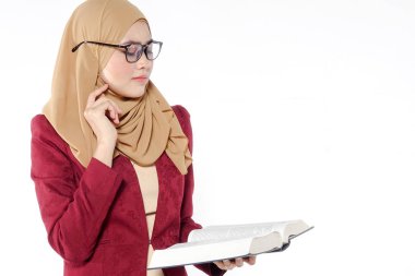 Asyalı güzel öğretmen mavi kitap izole beyaz holding.