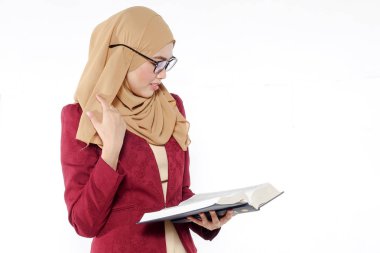 Asyalı güzel öğretmen mavi kitap izole beyaz holding.