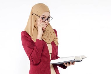 Asyalı güzel öğretmen mavi kitap izole beyaz holding.