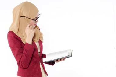 Asyalı güzel öğretmen mavi kitap izole beyaz holding.