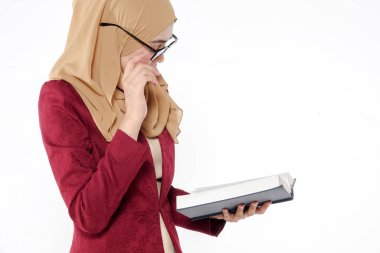 Asyalı güzel öğretmen mavi kitap izole beyaz holding.