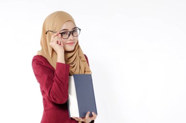 Asyalı güzel öğretmen mavi kitap izole beyaz holding.