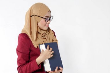 Asyalı güzel öğretmen mavi kitap izole beyaz holding.