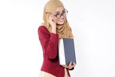 Asyalı güzel öğretmen mavi kitap izole beyaz holding.