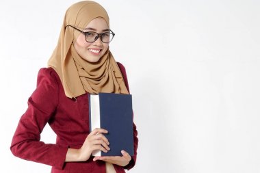 Asyalı güzel öğretmen mavi kitap izole beyaz holding.