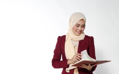 Asya genç güzel icra yüz ifadesi ile kitap okuma.