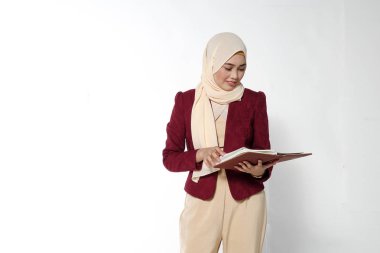 Asya genç güzel icra yüz ifadesi ile kitap okuma.