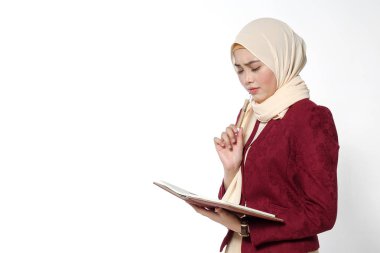 Asya genç güzel icra yüz ifadesi ile kitap okuma.