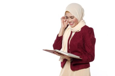 Asya genç güzel icra yüz ifadesi ile kitap okuma.