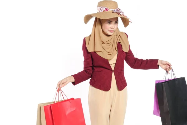 Retrato Una Hermosa Joven Musulmana Con Bolsas Compras —  Fotos de Stock