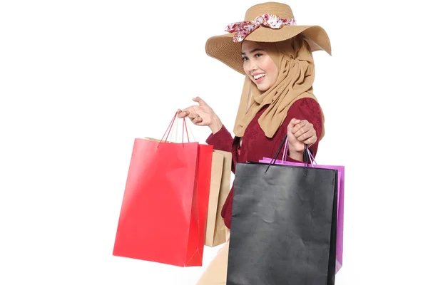 Retrato Una Hermosa Joven Musulmana Con Bolsas Compras —  Fotos de Stock