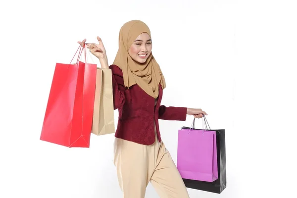 Retrato Una Hermosa Joven Musulmana Con Bolsas Compras —  Fotos de Stock