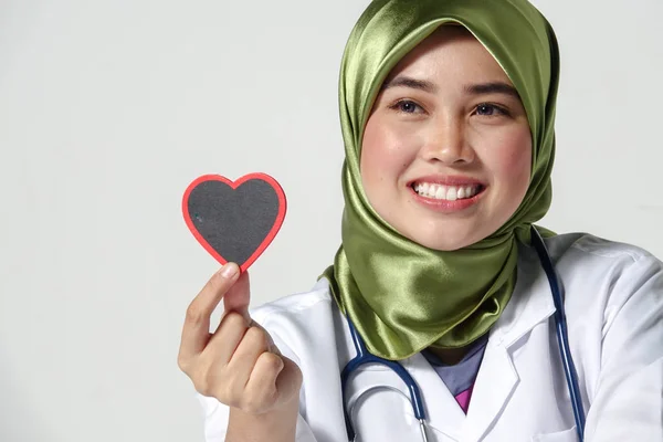 Médico Sonriente Sosteniendo Retrato Estudio Forma Corazón Aislado Sobre Fondo — Foto de Stock