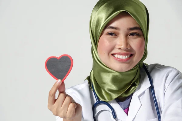 Médico Sonriente Sosteniendo Retrato Estudio Forma Corazón Aislado Sobre Fondo — Foto de Stock