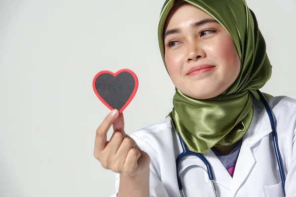 Usmívající Lékařka Drží Srdce Tvar Studiový Portrét Izolovaných Bílém Pozadí — Stock fotografie