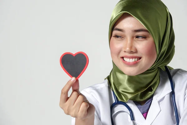 Médico Sonriente Sosteniendo Retrato Estudio Forma Corazón Aislado Sobre Fondo — Foto de Stock