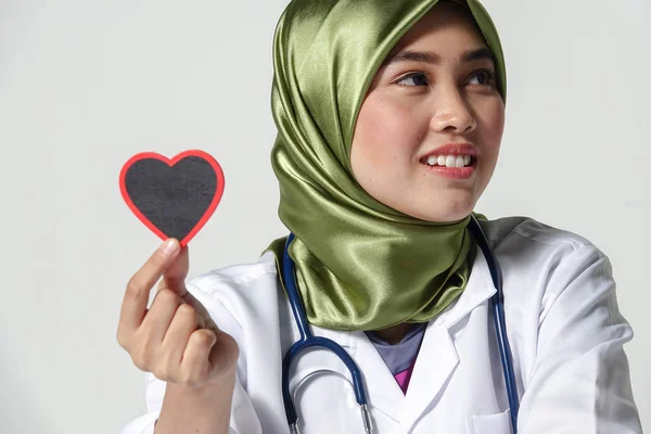 Médico Sonriente Sosteniendo Retrato Estudio Forma Corazón Aislado Sobre Fondo — Foto de Stock