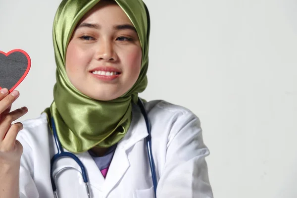 Médico Sonriente Sosteniendo Retrato Estudio Forma Corazón Aislado Sobre Fondo — Foto de Stock