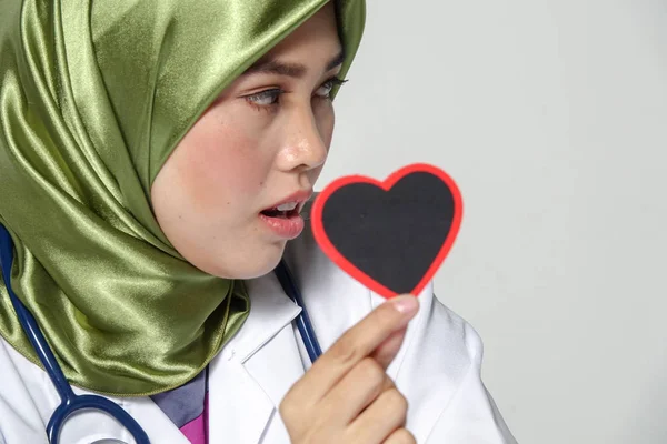 Médico Sonriente Sosteniendo Retrato Estudio Forma Corazón Aislado Sobre Fondo — Foto de Stock
