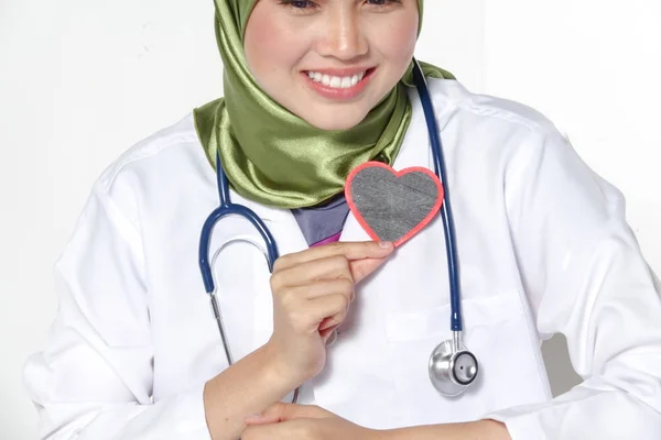 Usmívající Lékařka Drží Srdce Tvar Studiový Portrét Izolovaných Bílém Pozadí — Stock fotografie