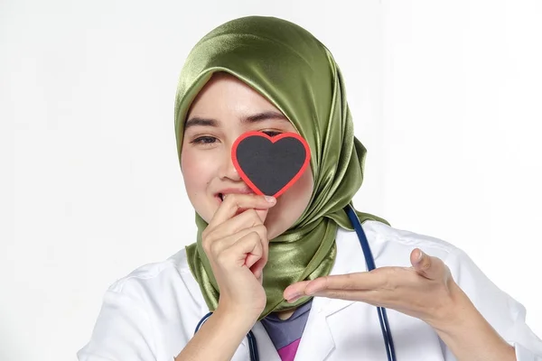 Médico Sonriente Sosteniendo Retrato Estudio Forma Corazón Aislado Sobre Fondo — Foto de Stock