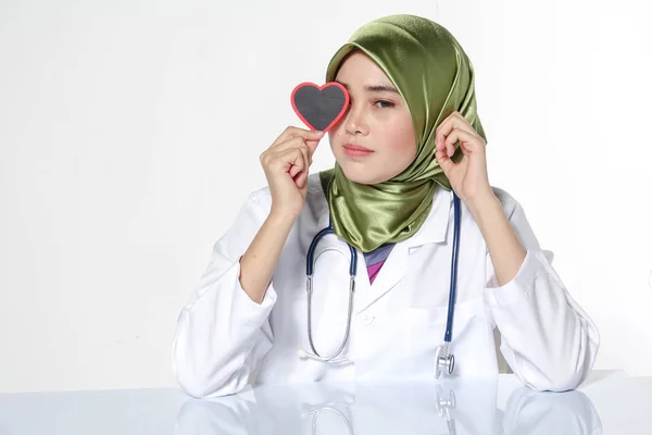 Médico Sonriente Sosteniendo Retrato Estudio Forma Corazón Aislado Sobre Fondo — Foto de Stock