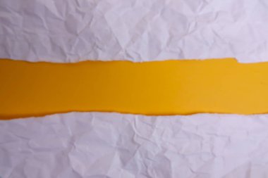 Yırtık kağıt, kopya alanı beyaz. Görüntü bulanıklığı