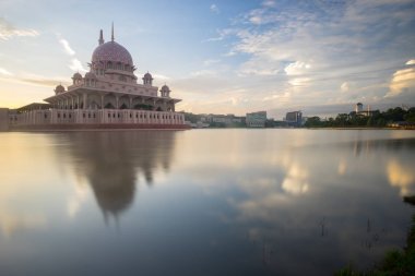 Putra Camii Putrajaya Malezya 'da gün doğumunda