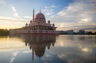 Putra Camii Putrajaya Malezya 'da gün doğumunda