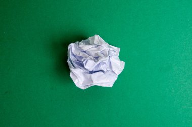 Beyaz buruşuk kağıt topu.